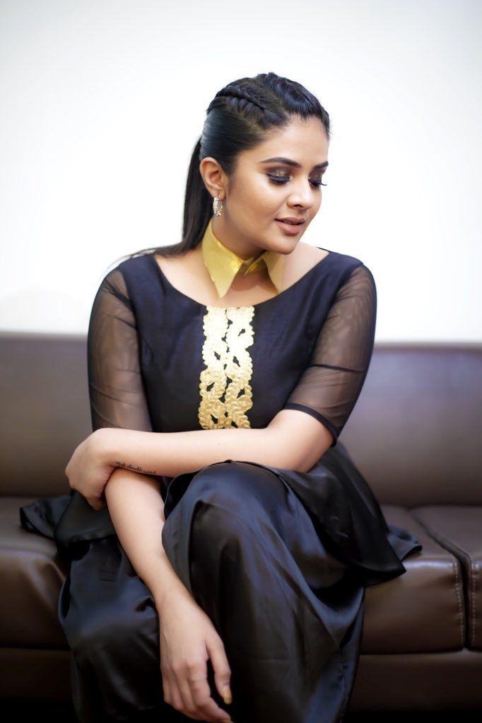 Actress Sree Mukhi Beautiful New Photos