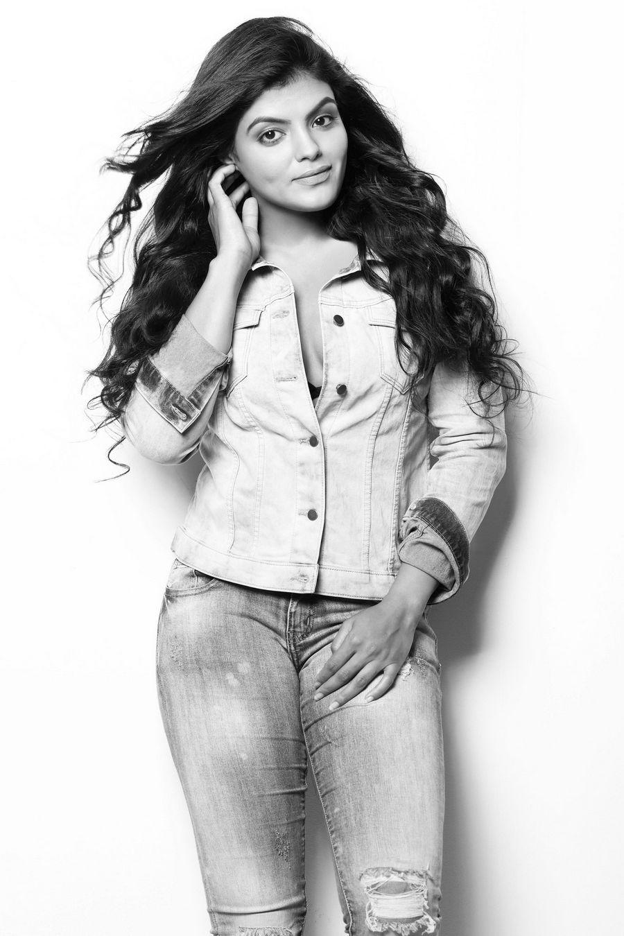 Actress Tejashree New Photo Shoot Images