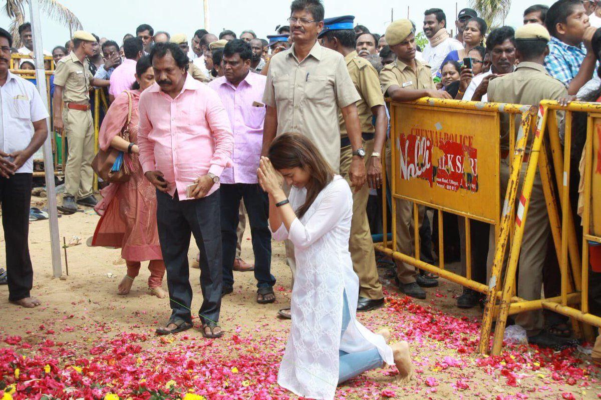 Actress Trisha and her mom Uma Krishnan paid respect to Karunanidhi