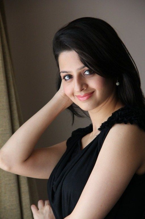 Actress Vedhika Photos