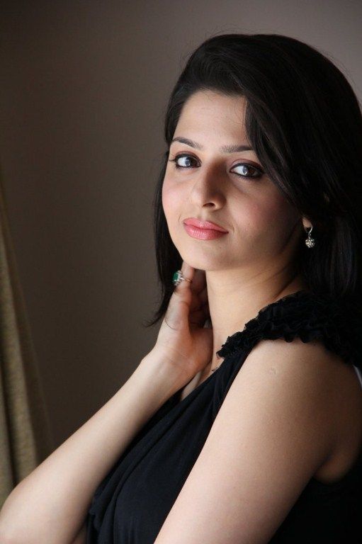 Actress Vedhika Photos