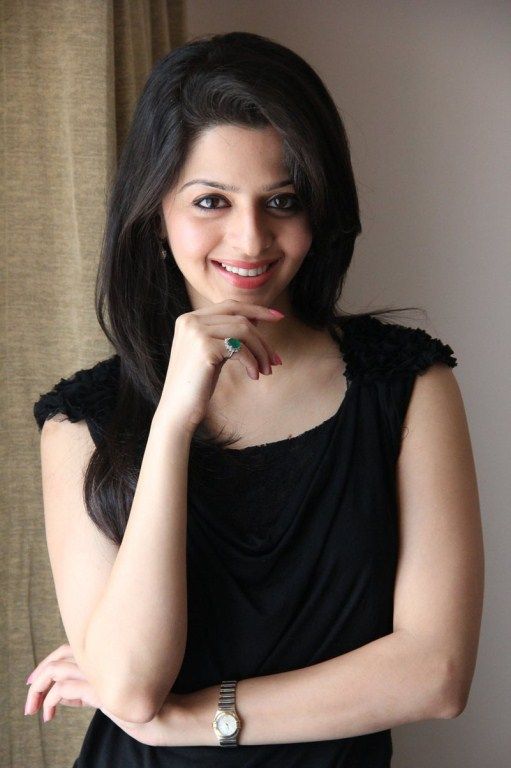 Actress Vedhika Photos