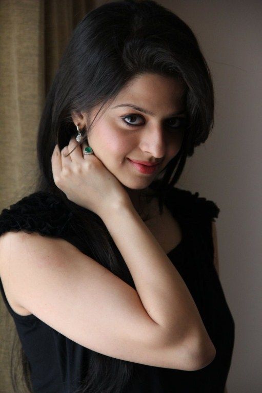 Actress Vedhika Photos