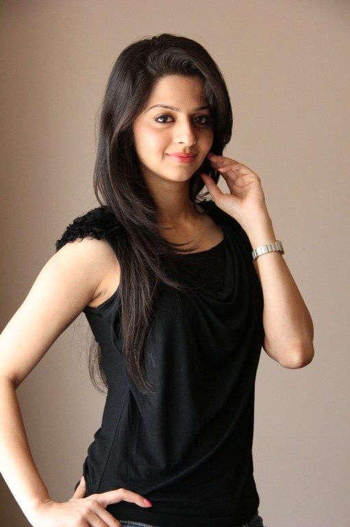 Actress Vedhika Photos