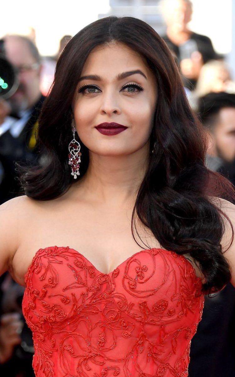 Aishwarya Rai Bachchan Ravishing in black dress at Cannes Photos