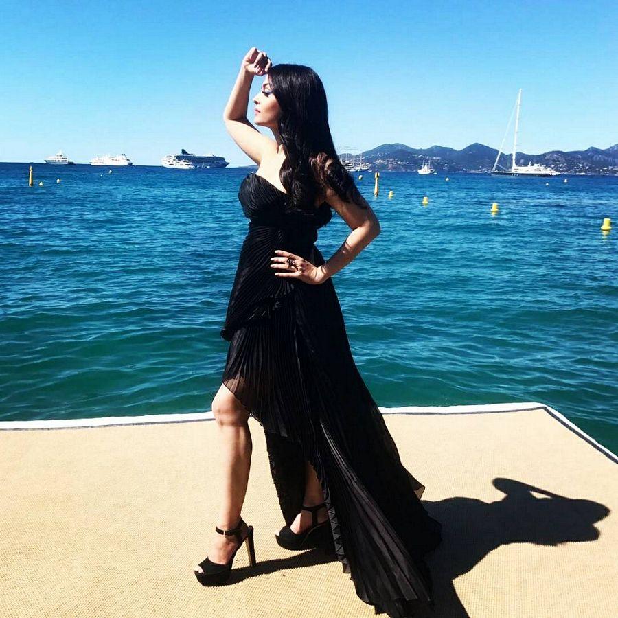 Aishwarya Rai Bachchan Ravishing in black dress at Cannes Photos