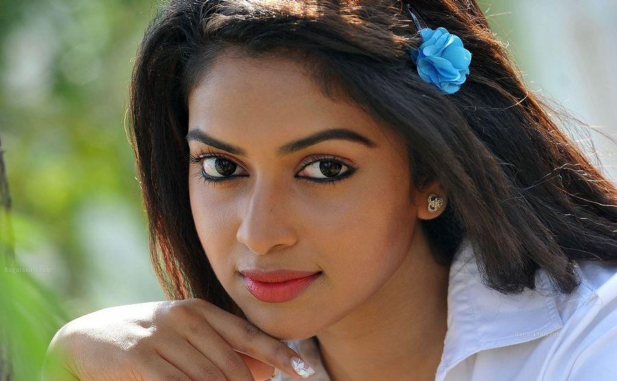 Amala Paul HOT & SEXY Close UP Wallpapers