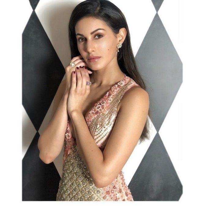 Amyra Dastur Hot Wallpapers