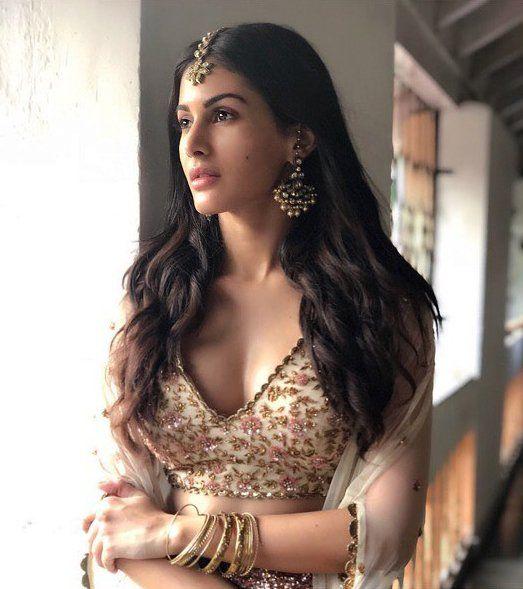 Amyra Dastur Hot Wallpapers