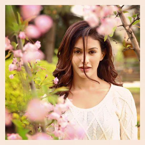 Amyra Dastur Sexy Photos