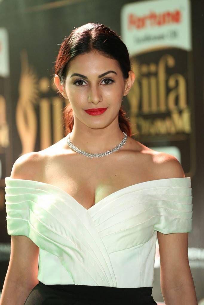 Amyra Dastur Stills At IIFA Awards 2017