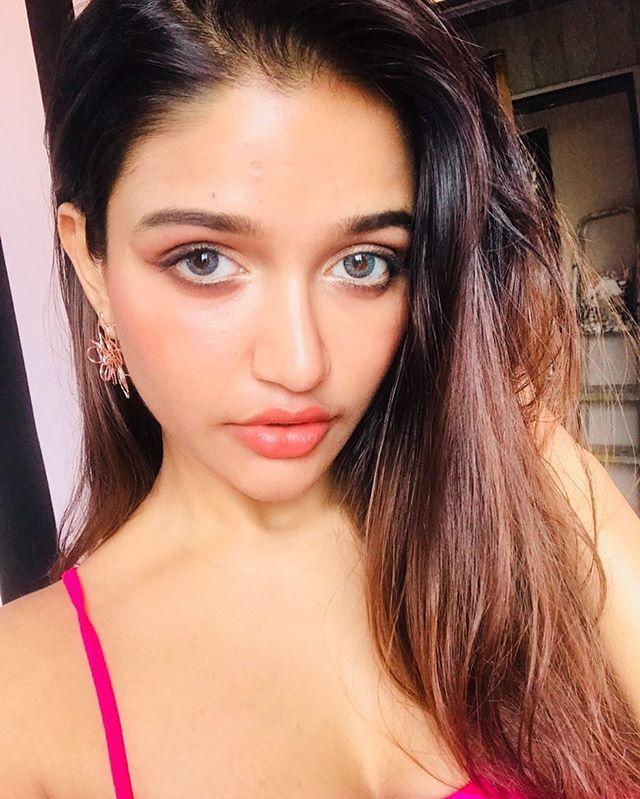 Anaika Soti enjoys her vacation Unseen Hot Photos