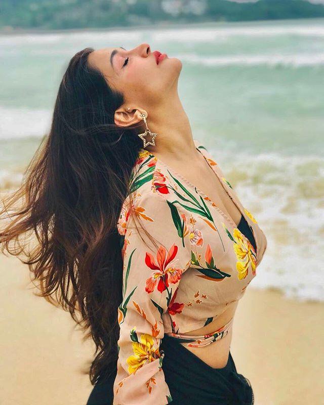 Anaika Soti enjoys her vacation Unseen Hot Photos