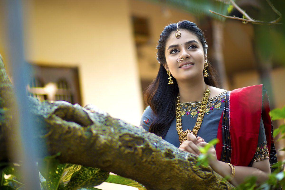 Two Double XL Women, Hungry For Their Dreams, image size:1200x799