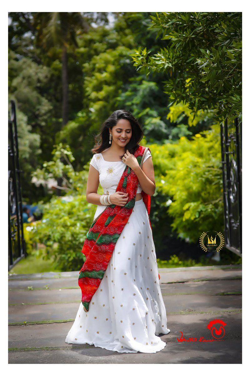 Anchor Anasuya is looking all traditional in her latest photoshoot!!