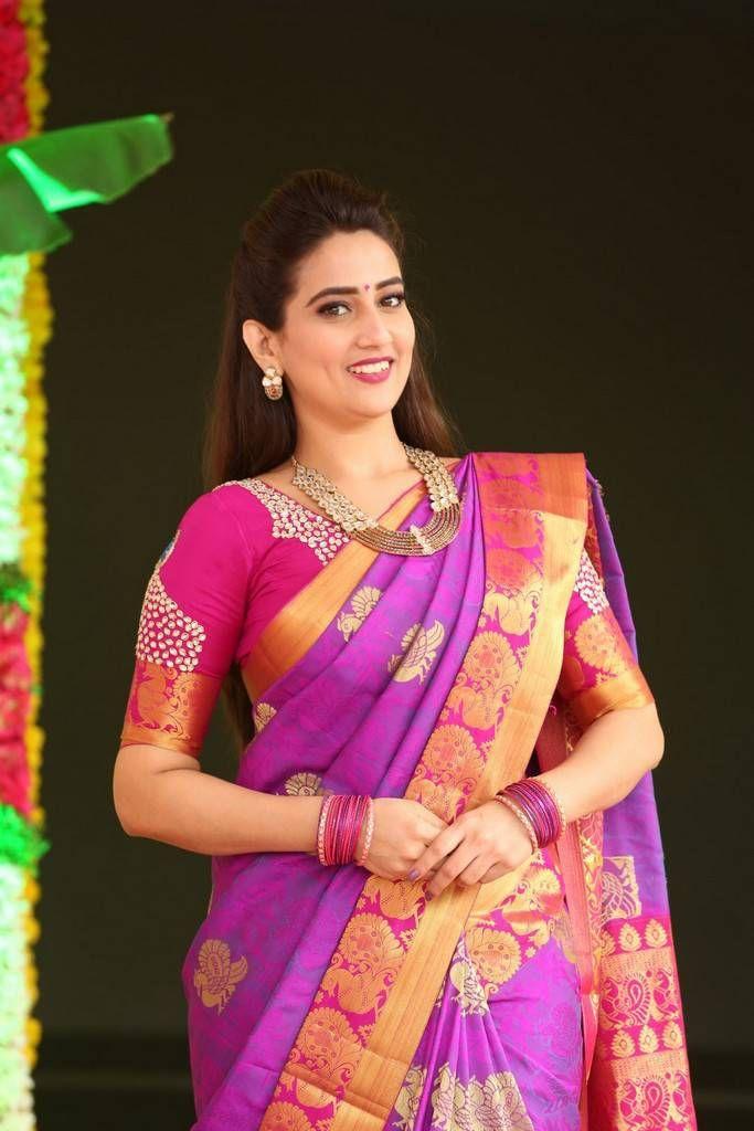 Anchor Manjusha Latest Saree 2017 Photo Stills