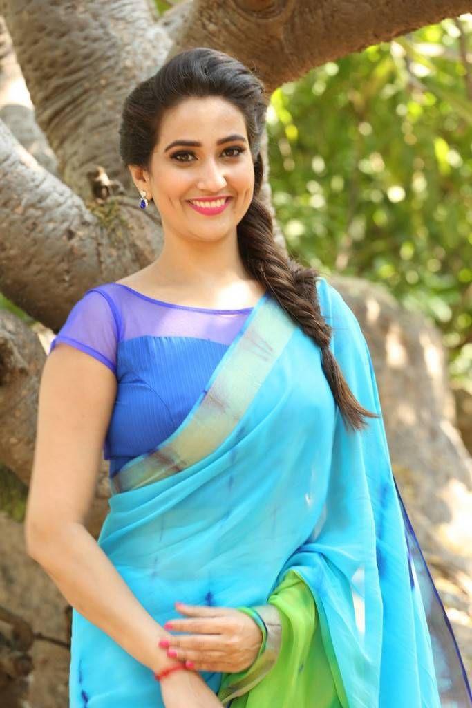 Anchor Manjusha Latest Saree 2017 Photo Stills