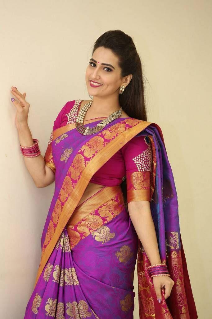 Anchor Manjusha Latest Saree 2017 Photo Stills