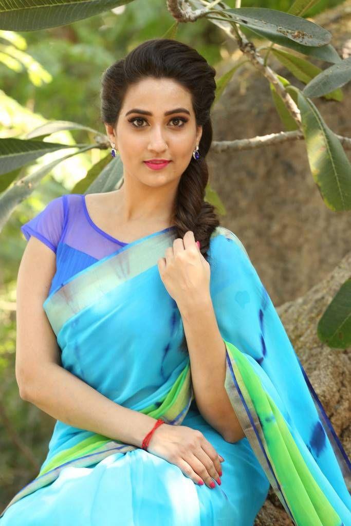 Anchor Manjusha Latest Saree 2017 Photo Stills