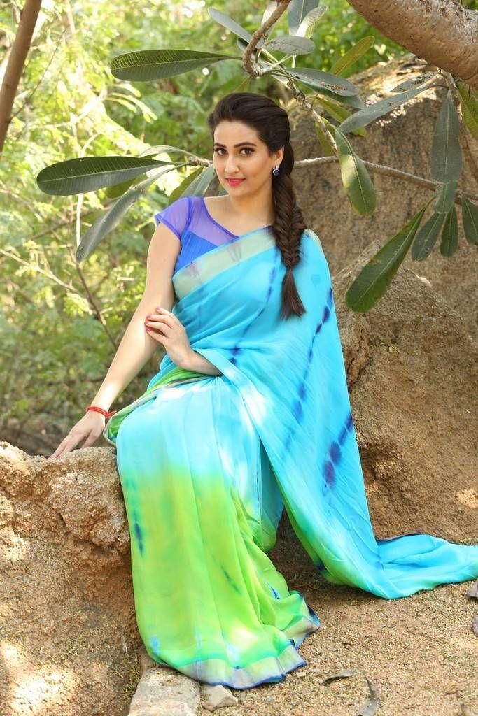 Anchor Manjusha Latest Saree 2017 Photo Stills