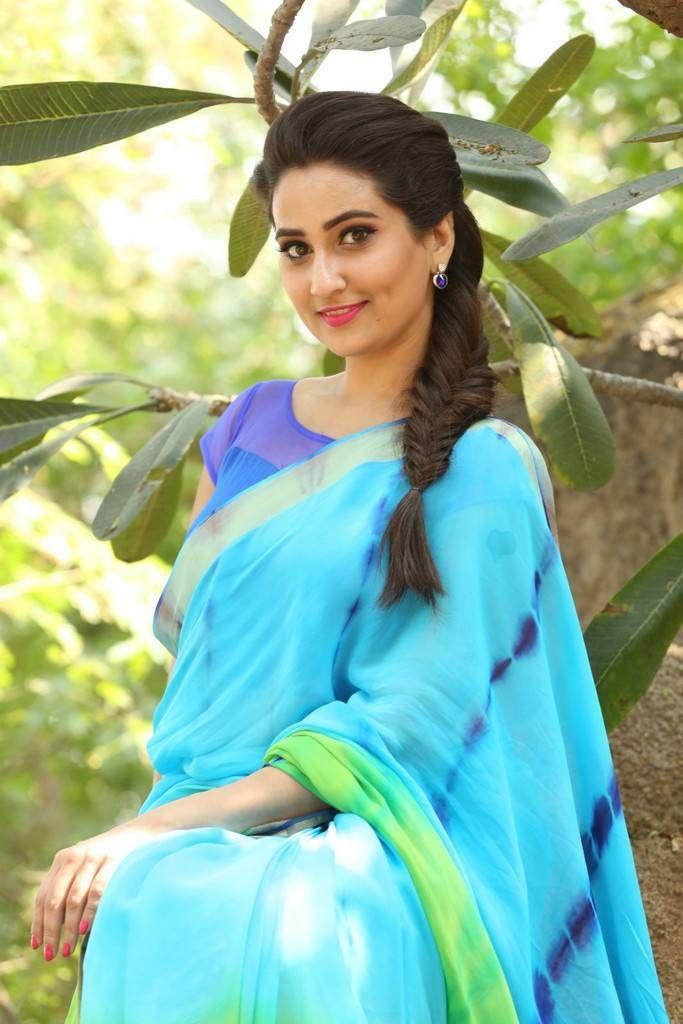 Anchor Manjusha Latest Saree 2017 Photo Stills