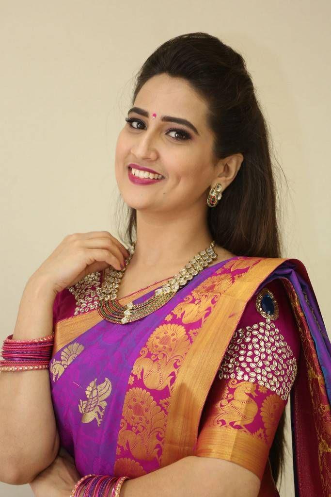 Anchor Manjusha Latest Saree 2017 Photo Stills