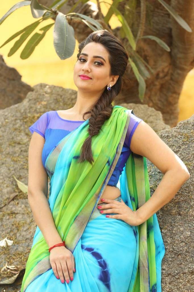 Anchor Manjusha Latest Saree 2017 Photo Stills