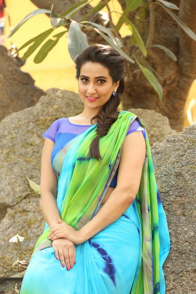 Anchor Manjusha Latest Saree 2017 Photo Stills