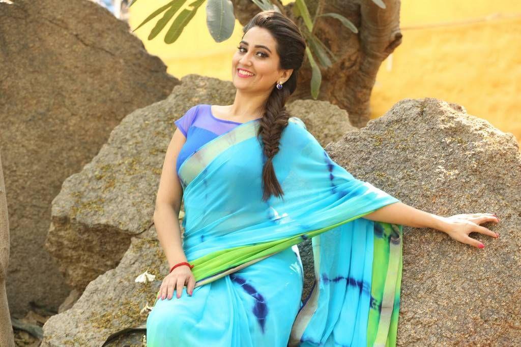 Anchor Manjusha Latest Saree 2017 Photo Stills