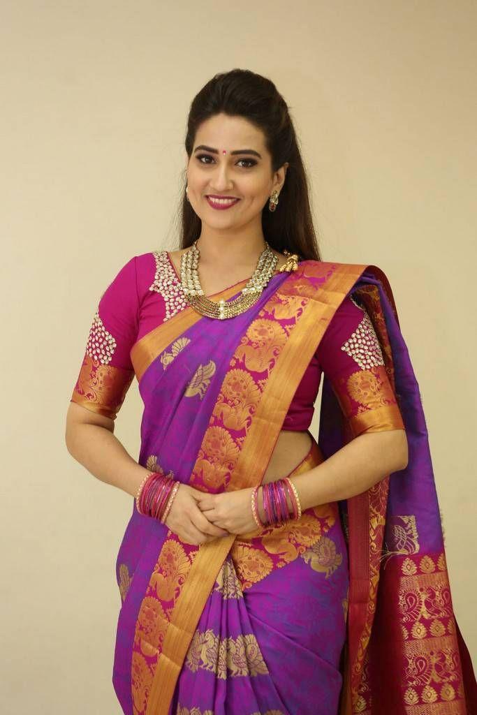 Anchor Manjusha Latest Saree 2017 Photo Stills