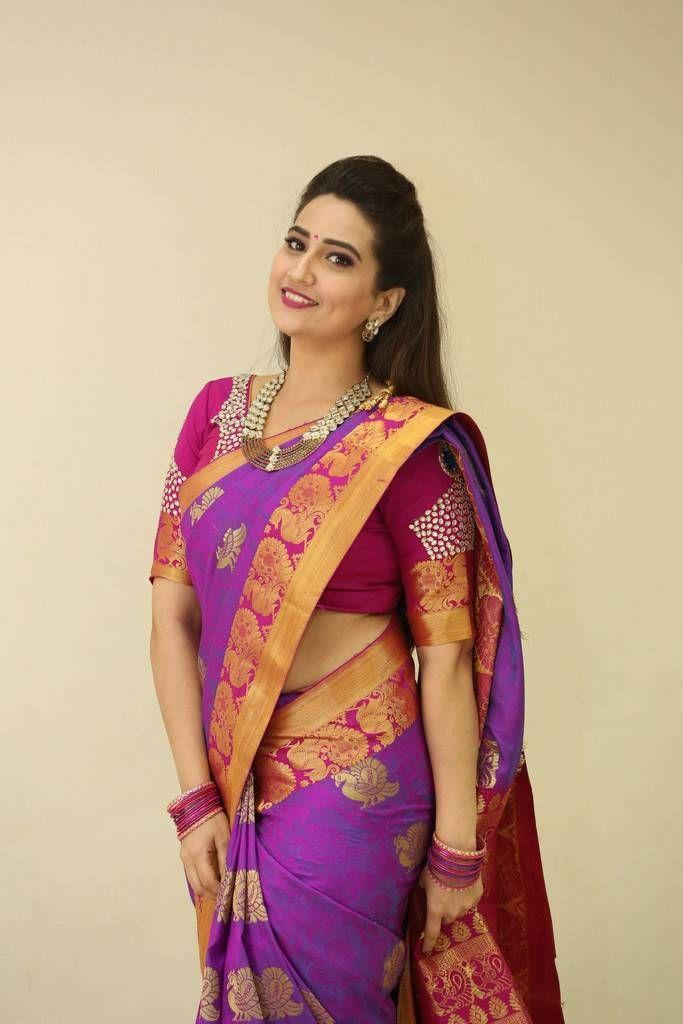 Anchor Manjusha Latest Saree 2017 Photo Stills