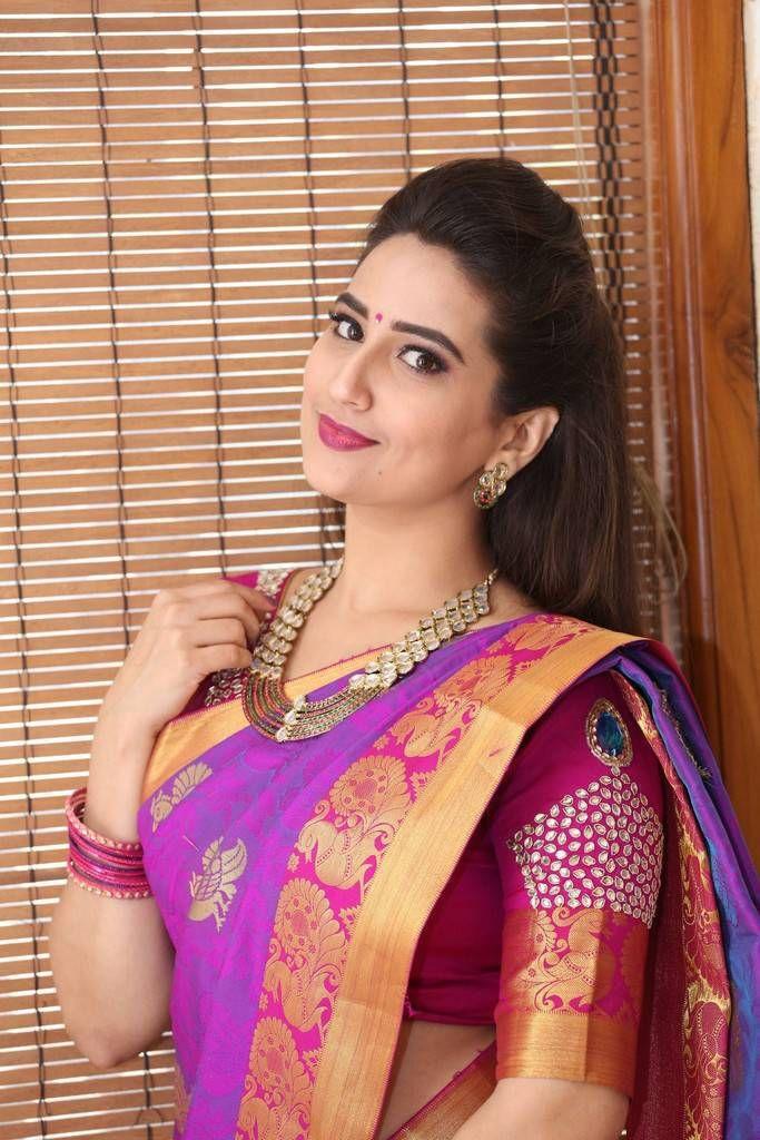 Anchor Manjusha Latest Saree 2017 Photo Stills