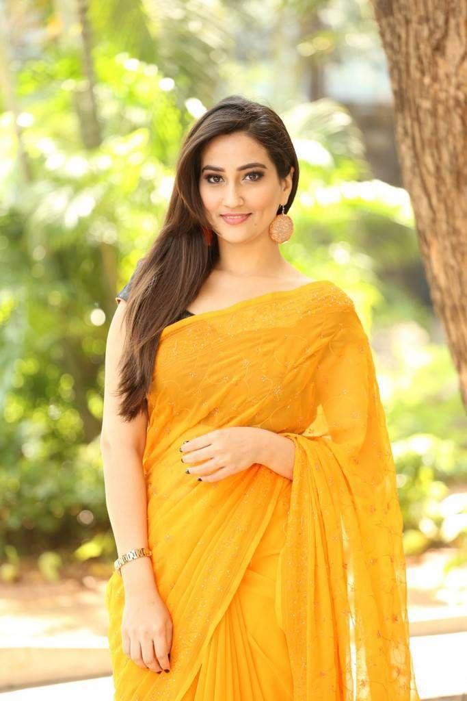 Anchor Manjusha Latest Saree 2017 Photo Stills