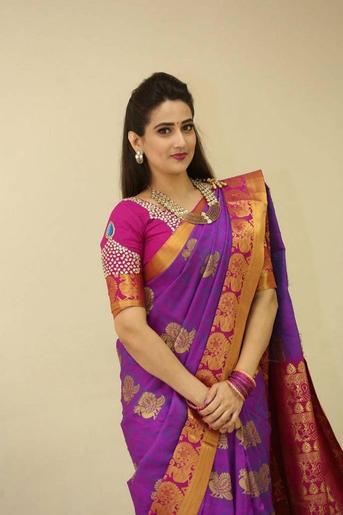 Anchor Manjusha Latest Saree 2017 Photo Stills