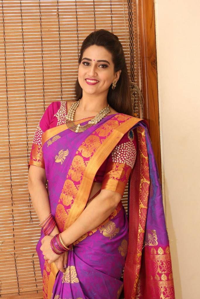 Anchor Manjusha Latest Saree 2017 Photo Stills