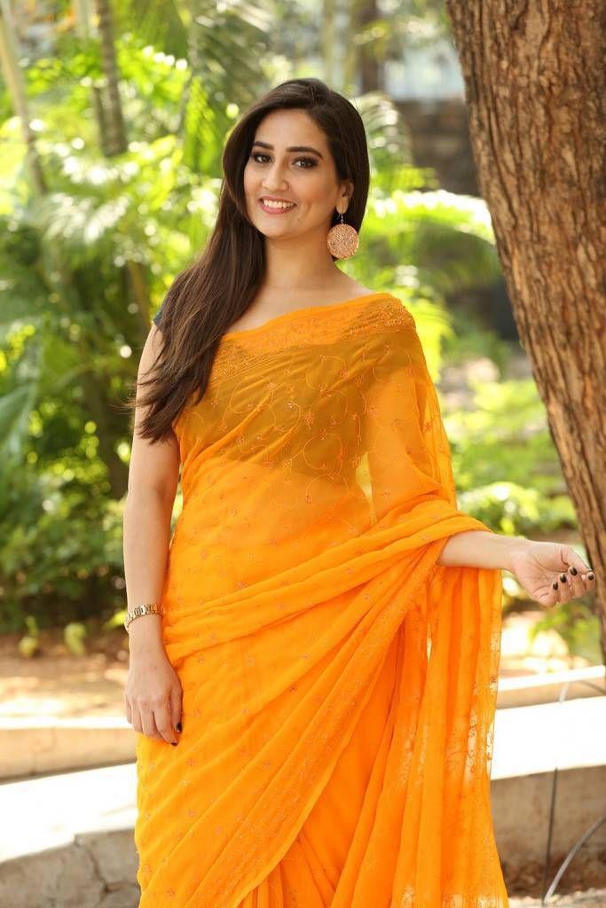 Anchor Manjusha Latest Saree 2017 Photo Stills