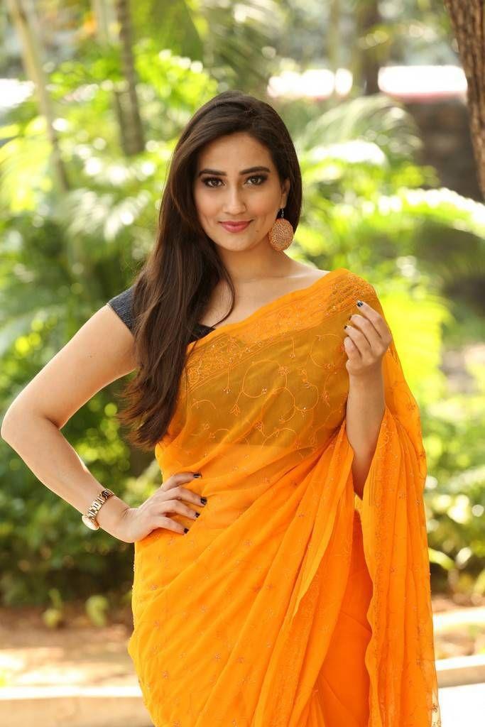 Anchor Manjusha Latest Saree 2017 Photo Stills