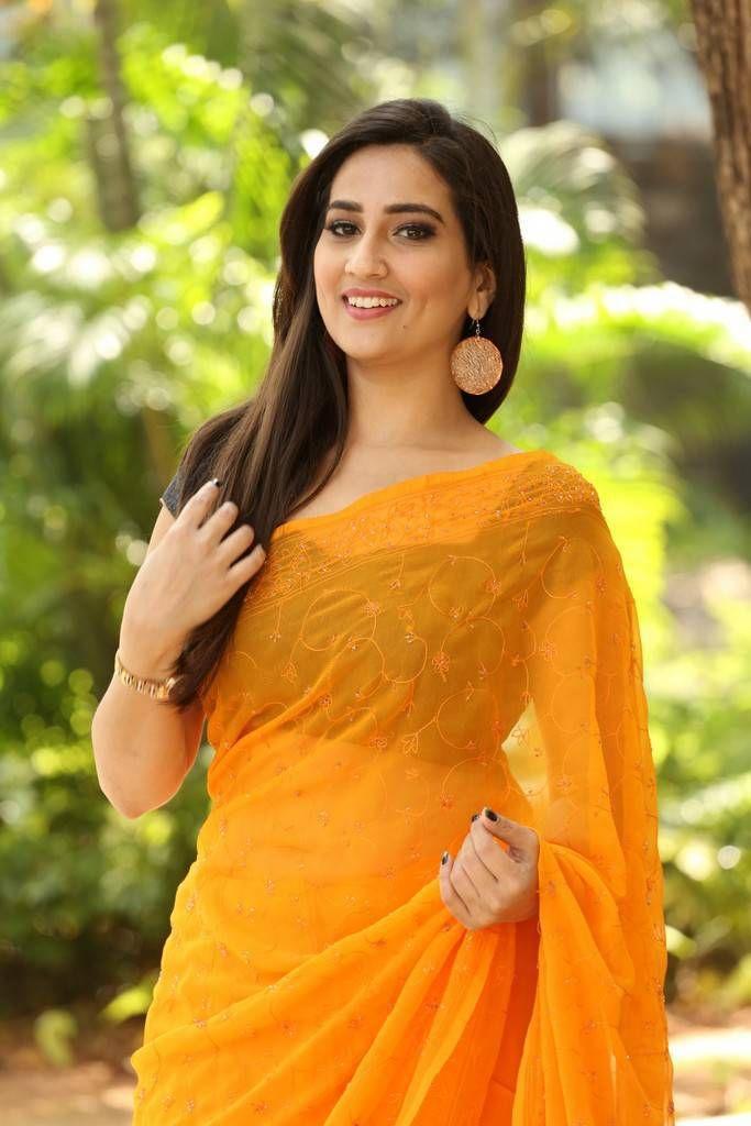 Anchor Manjusha Latest Saree 2017 Photo Stills