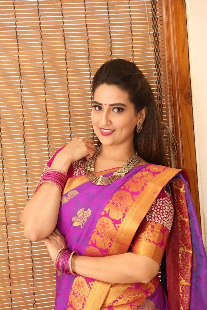 Anchor Manjusha Latest Saree 2017 Photo Stills