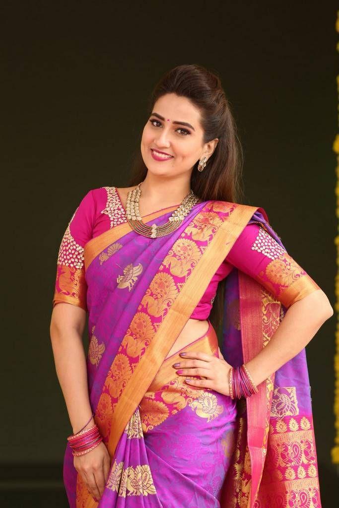 Anchor Manjusha Latest Saree 2017 Photo Stills