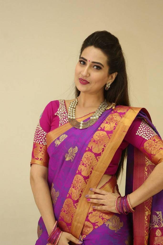 Anchor Manjusha Latest Saree 2017 Photo Stills