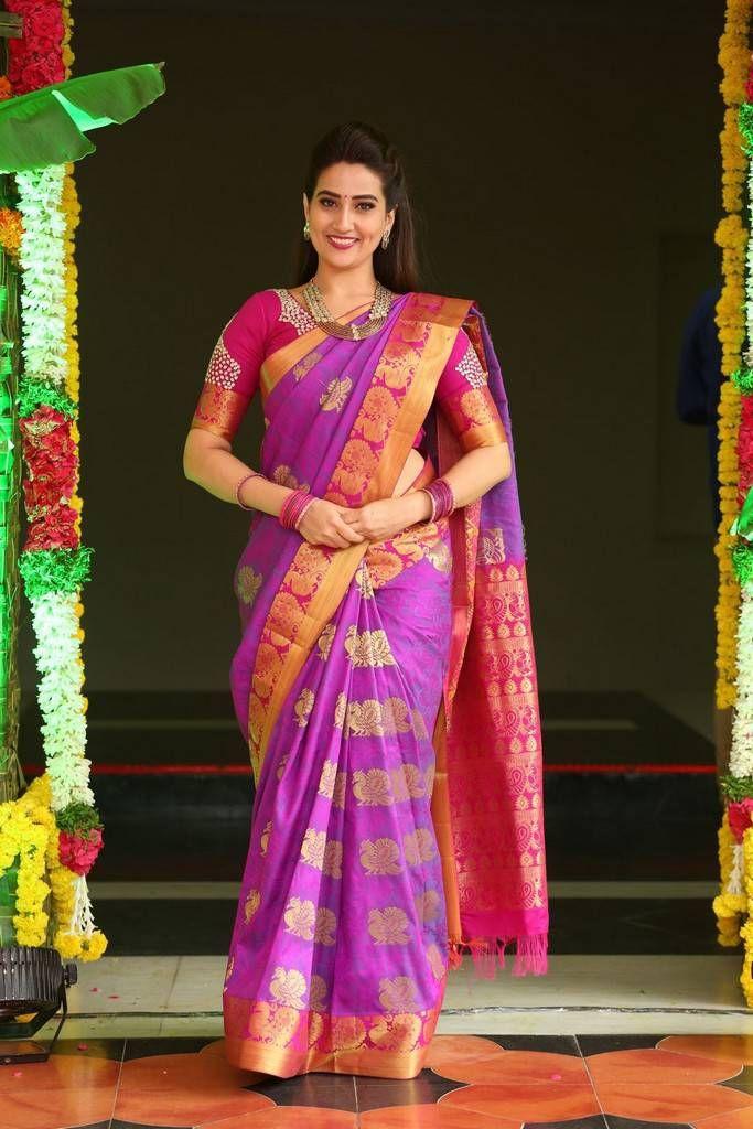 Anchor Manjusha Latest Saree 2017 Photo Stills