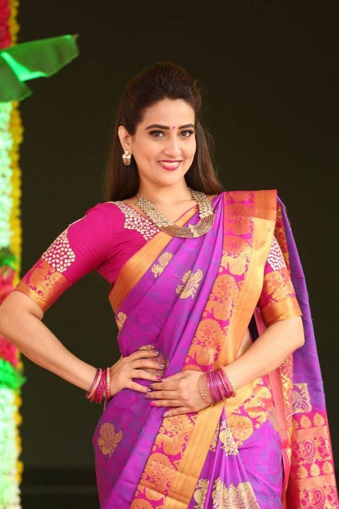 Anchor Manjusha Latest Saree 2017 Photo Stills