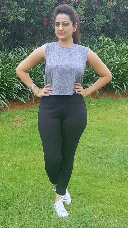 Anchor Manjusha Photoshoot