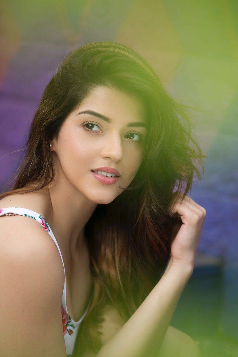 Angel Mehreen Pirzada Looks Absolutely Stunning Photos