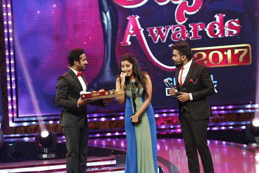 Anupama Parameswaran Stunning at Zee Apsara Awards 2017