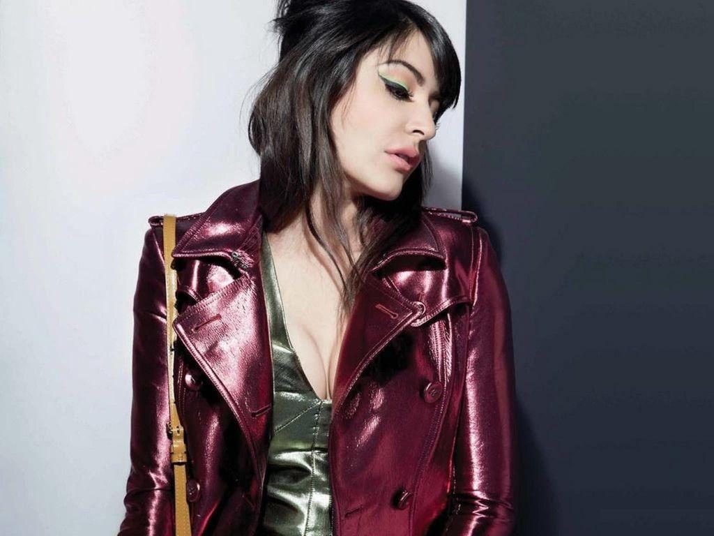 Anushka Sharma Latest HD Hot & Spicy Colse Up Wallpapers