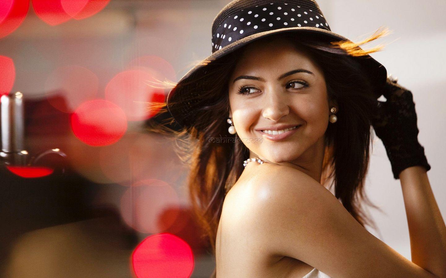 Anushka Sharma Latest HD Hot & Spicy Colse Up Wallpapers