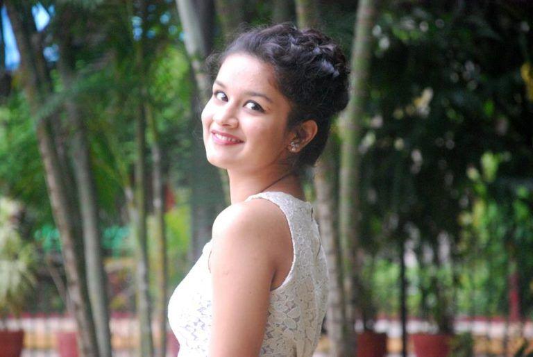 Avneet Kaur Beautiful HD Wallpapers