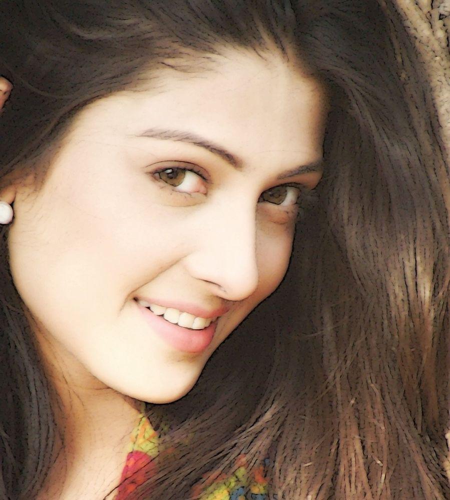 Ayeza Khan Latest Beautiful Stills